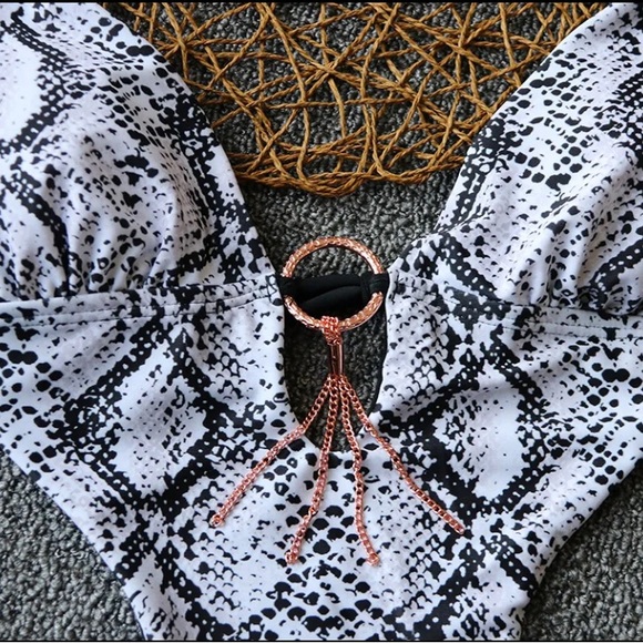 🎉Limited Offer: Stylish deep V one-piece monokini swimsuit for beach days. - Picture 4 of 5